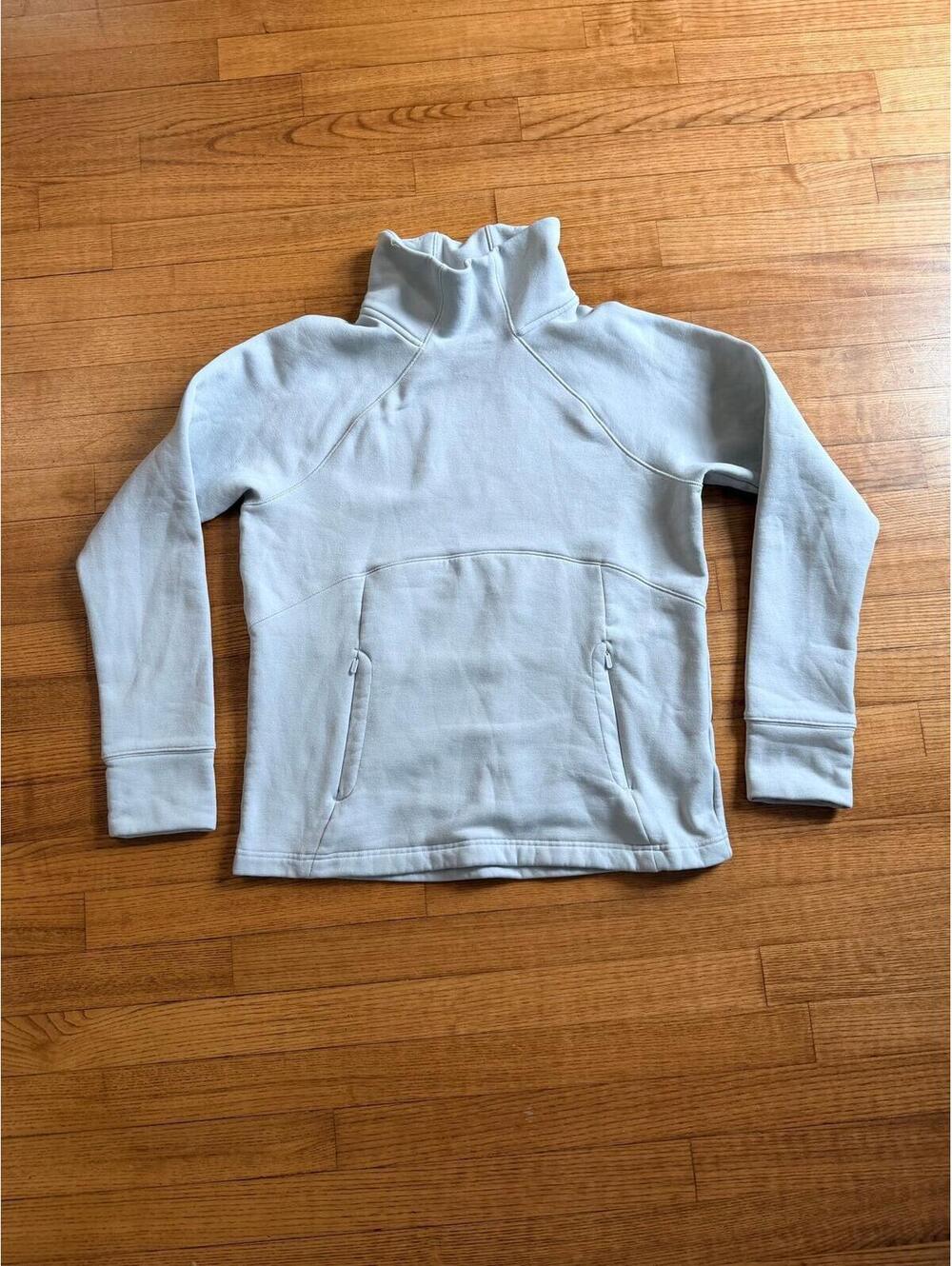 Like New Athleta Women’s M Light Blue Collared Sweatshirt w/ Thumbholes Pockets